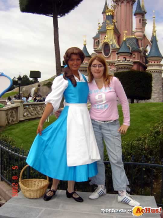 Imagen de Disneyland Paris  Bella con el traje de canpesina
